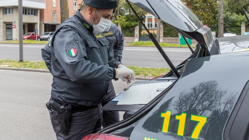 Erogatori non tarati da quasi due anni Sigilli al distributore
