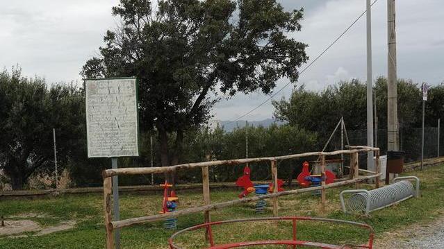 Vandali danneggiano la giostrina del parco
