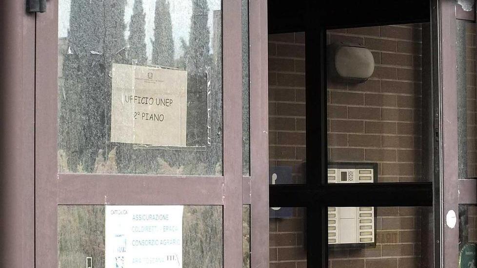 Era finito nei guai già in passato il dipendente portato in carcere