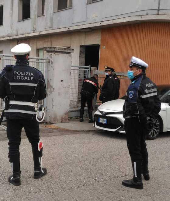 Viveva abusivamente nei locali ex Simbianca