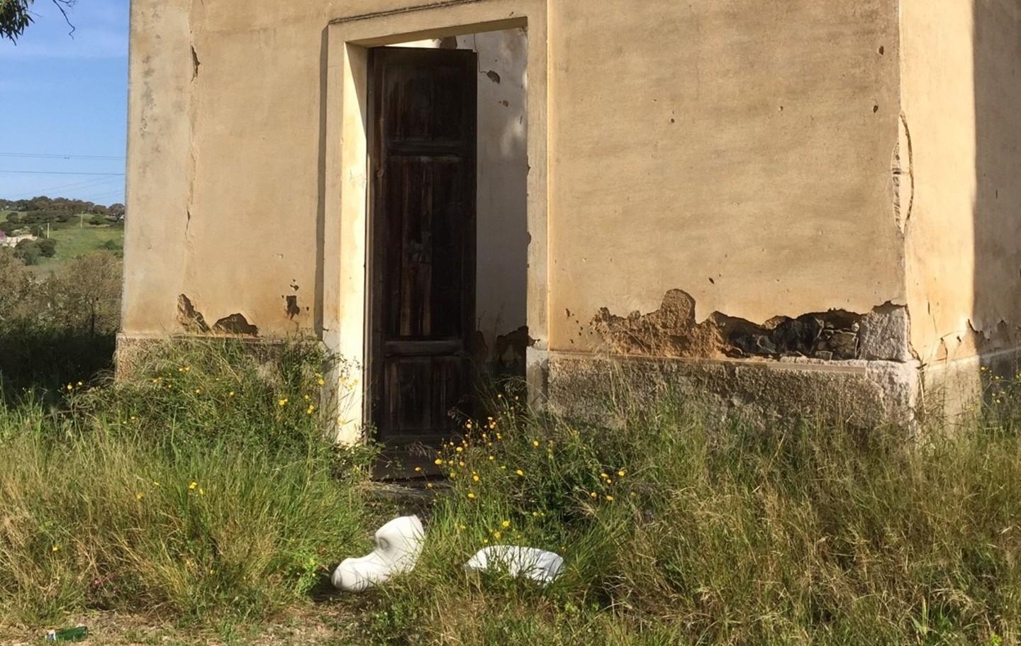 Due lavabi abbandonati davanti alla chiesa 