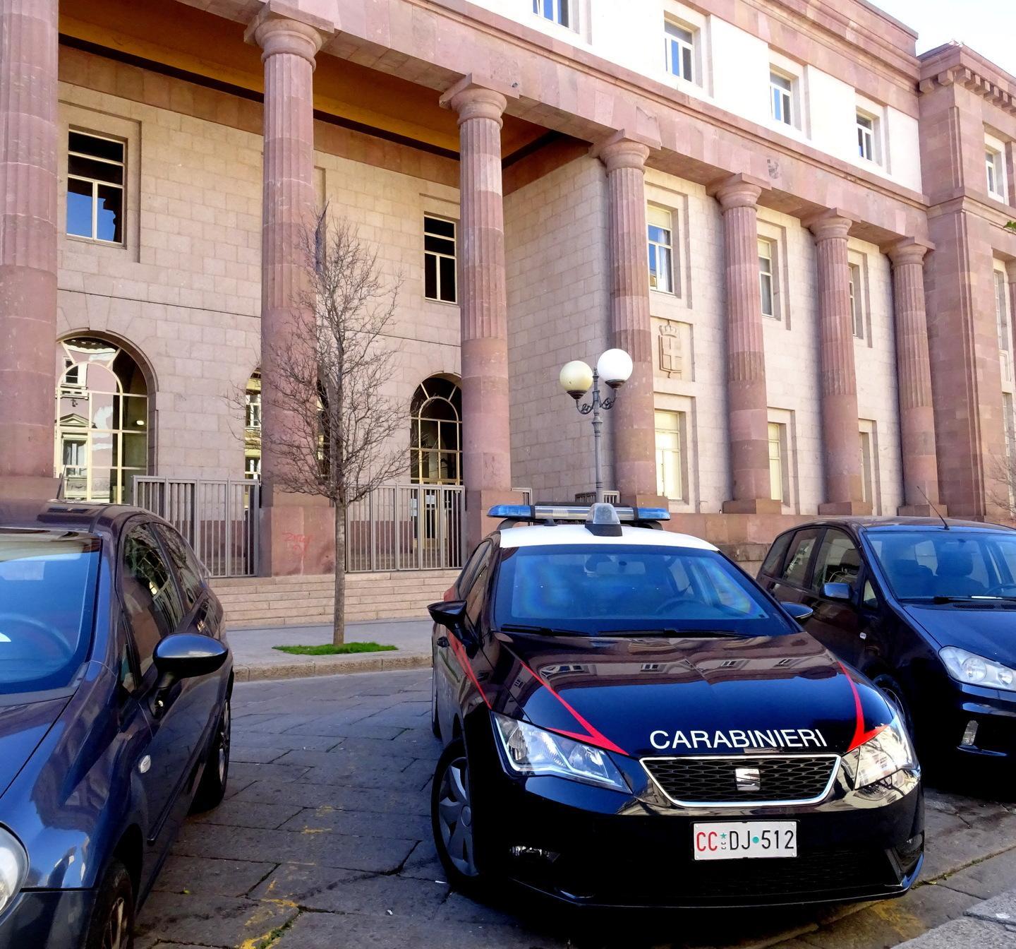 Aggredisce la fidanzata e le porta via il telefonino