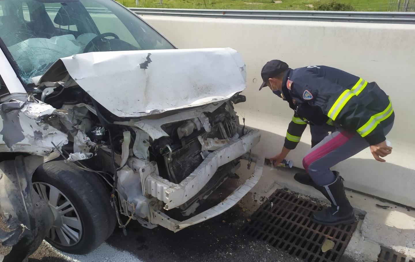 Scontro fra auto, sei persone ferite 