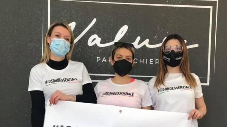 Parrucchieri disperati: «Così moriamo di fame»