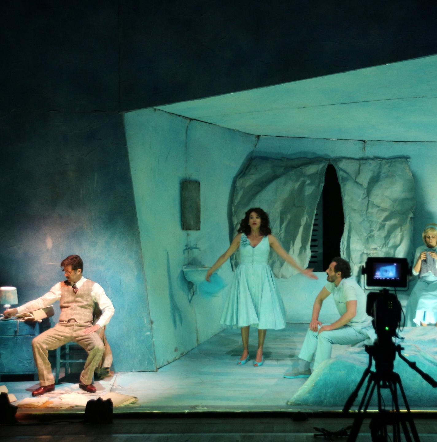 Su il sipario anche senza pubblico 