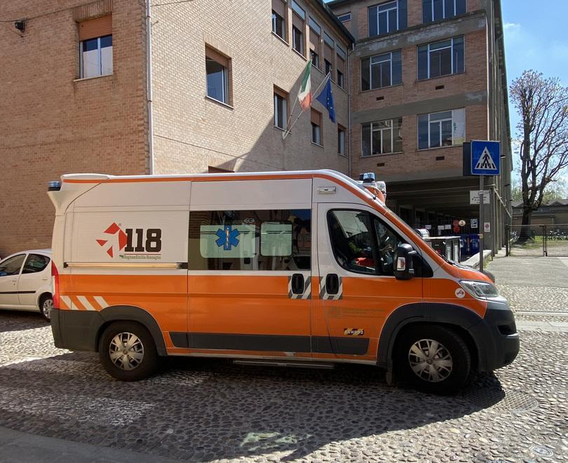 Ferrara, cade un armadio: studente ferito alla testa finisce in ospedale 