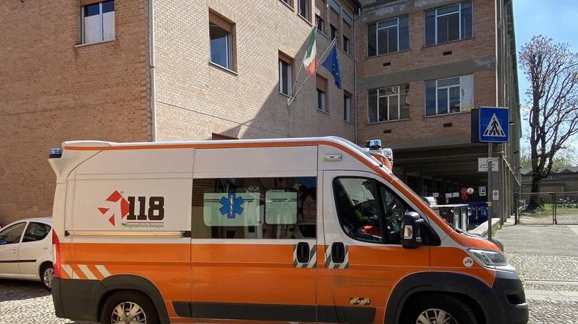 Ferrara, cade un armadio: studente ferito alla testa finisce in ospedale