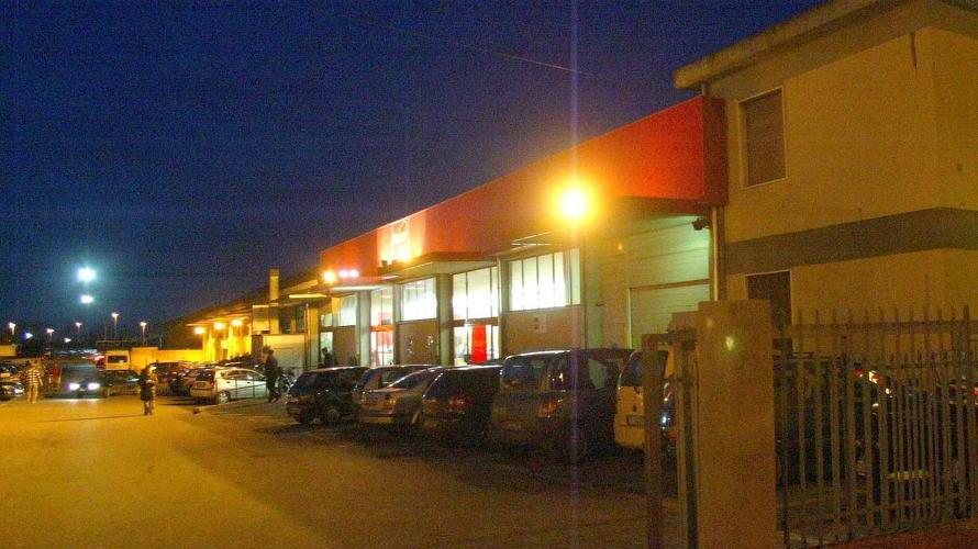 Il parcheggio del supermercato dove sarebbero avvenuti alcuni degli scambi della droga con i camionisti diretti con la nave in Sardegna
