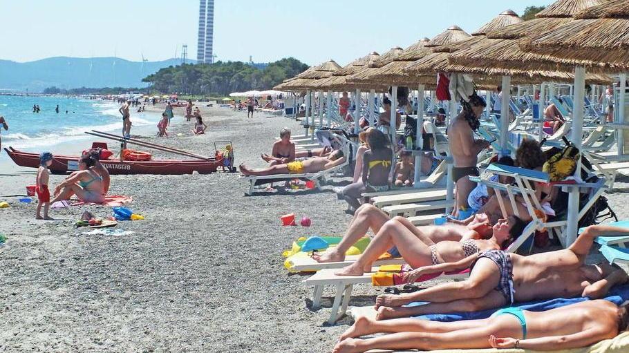 Ombrelloni in spiaggia già dal 15 maggio: «Con le stesse norme apriamo alla grande»