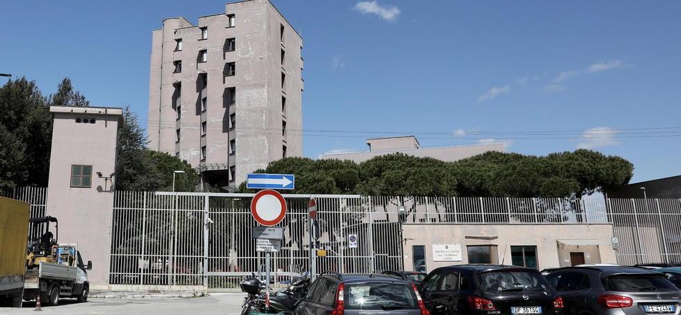 Vaccino: medico salta-file, l’Asl vuole sapere chi ha spedito le mail dal carcere di Livorno 