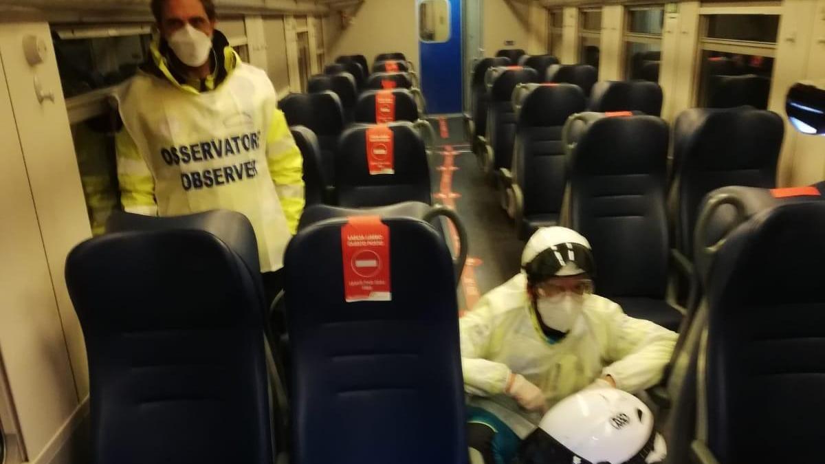 La simulazione del soccorso per il malore di un viaggiatore sul regionale Firenze-Empoli