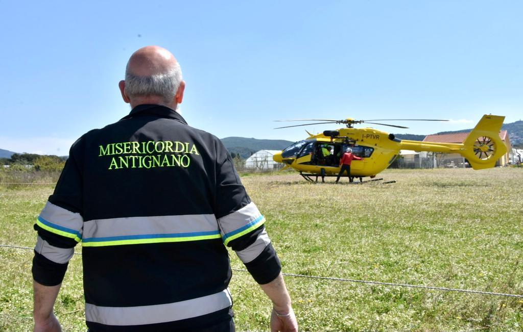 Il direttore della Misericordia di Antignano, Fabio Cecconi, al campo sportivo della Scopaia in assistenza al Pegaso 1 (foto Silvestri)