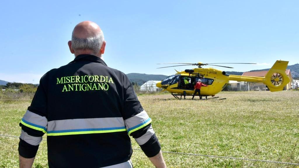 Il direttore della Misericordia di Antignano, Fabio Cecconi, al campo sportivo della Scopaia in assistenza al Pegaso 1 (foto Silvestri)