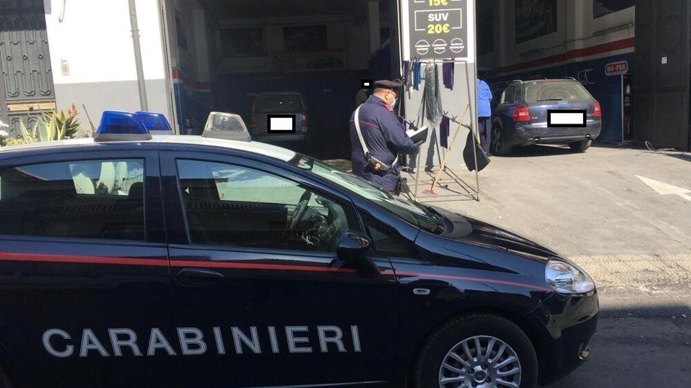 Il controllo dei carabinieri nell'autolavaggio