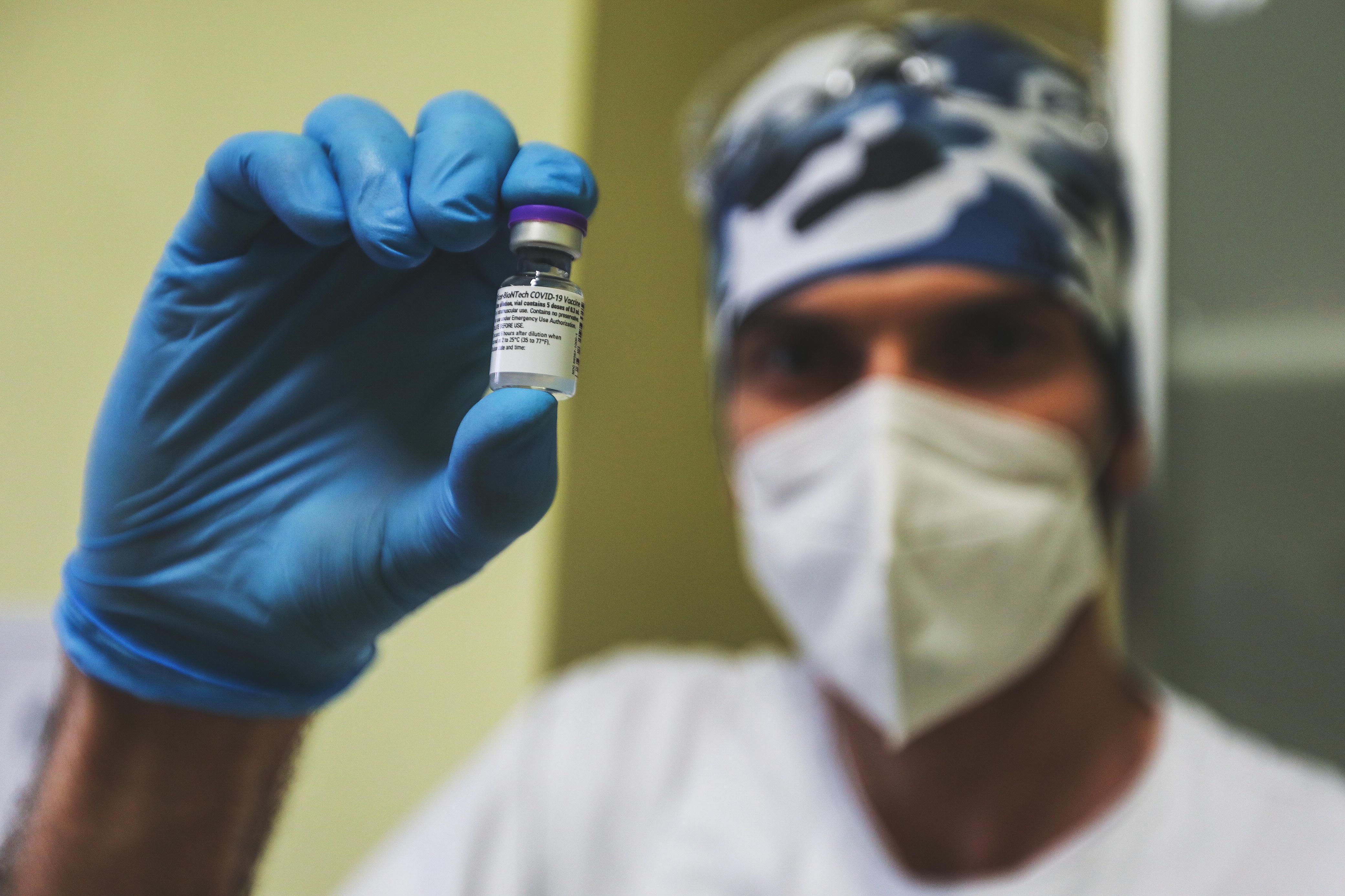 Vaccini in Toscana, esaurite in due ore le nuovi dosi per i 70 enni