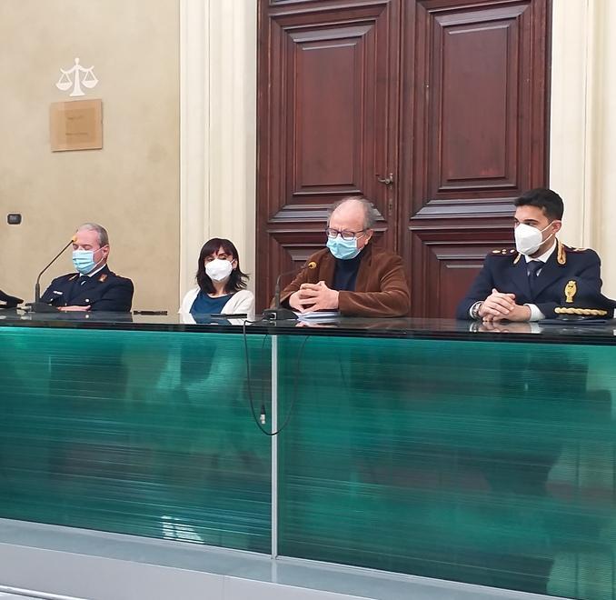 Un momento della conferenza stampa in cui è stata illustrata l'operazione che ha portato all'arresto del funzionario