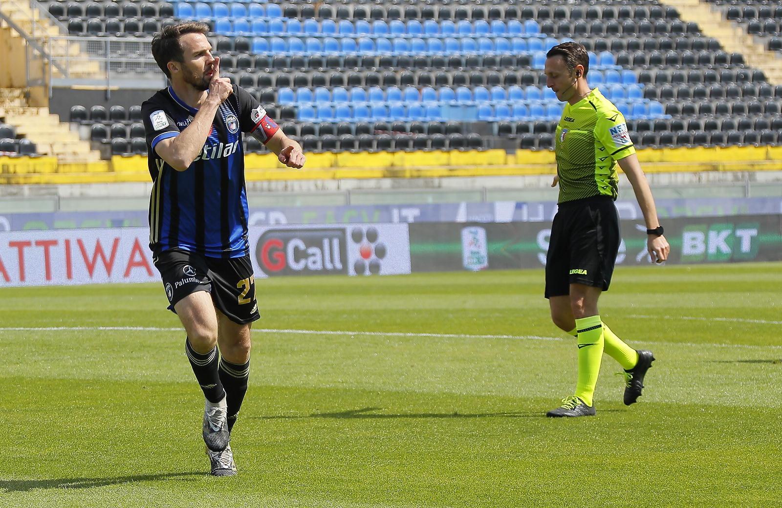 Gucher dopo il gol dell'1-0 (foto Fabio Muzzi)