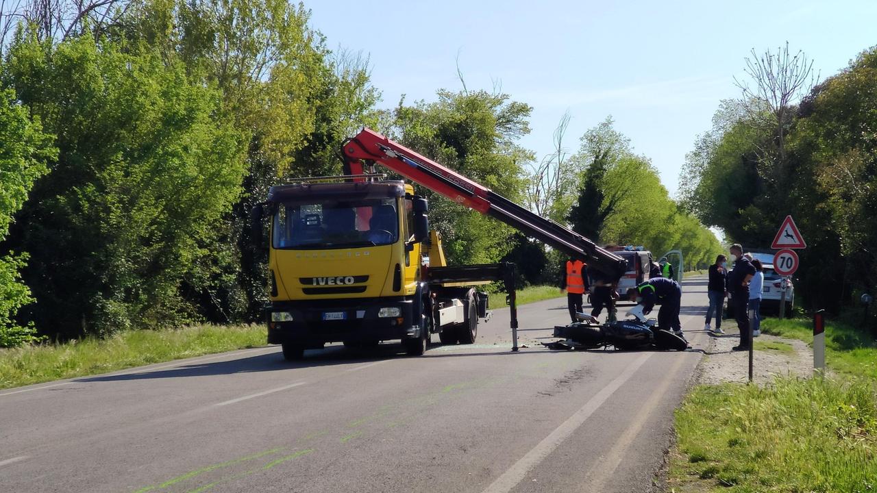 Scontro tra moto e furgone su viale D'Annunzio, muore uomo di 48 anni