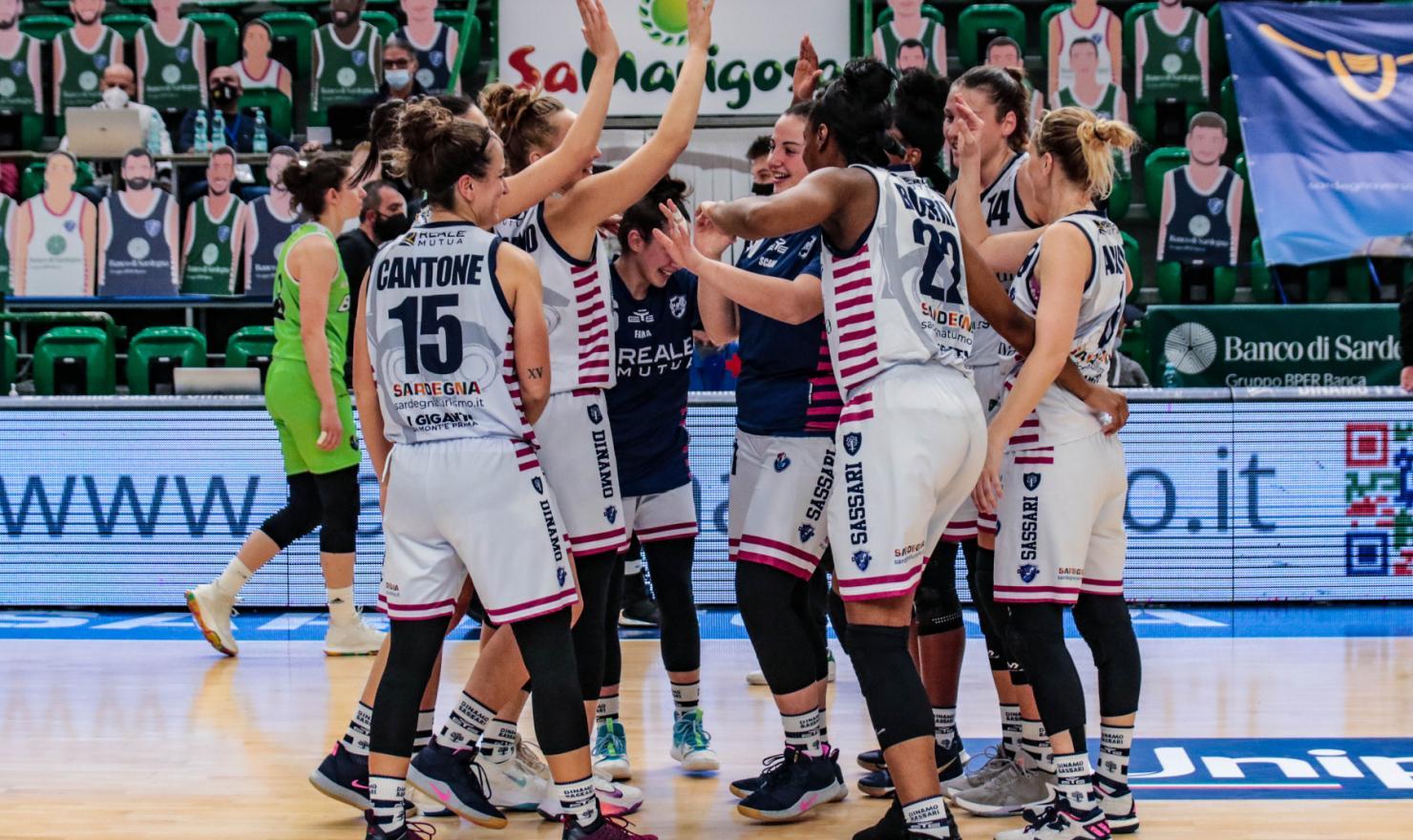 L'esultanza delle sassaresi a fine gara (foto dinamobasket.com)