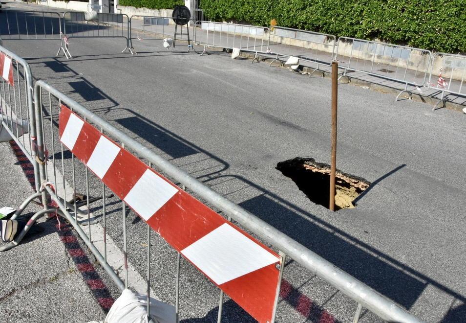 La voragine in via dei Pensieri (foto Michele Silvestri)