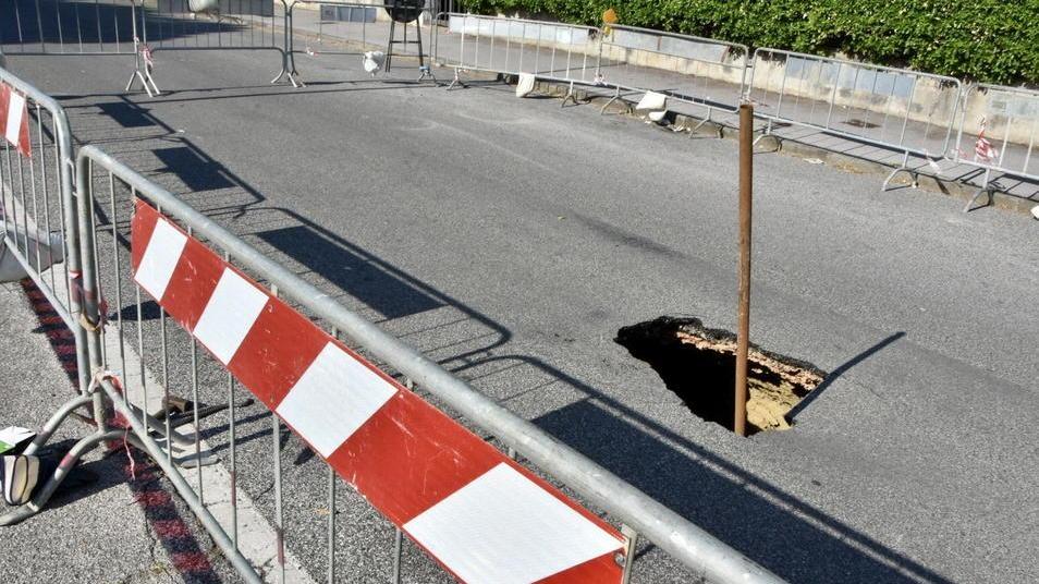La voragine in via dei Pensieri (foto Michele Silvestri)