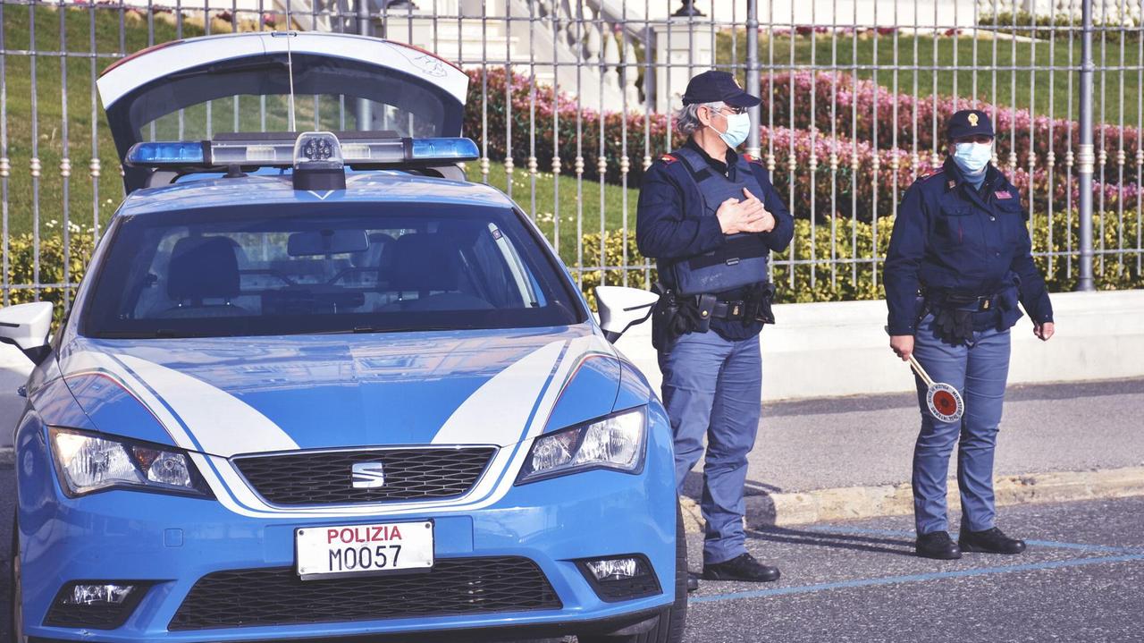 Due poliziotti durante un controllo su viale Italia (foto Marzi)
