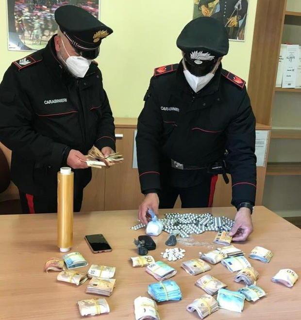 Arrestato spacciatore: in casa nascondeva 40mila euro 