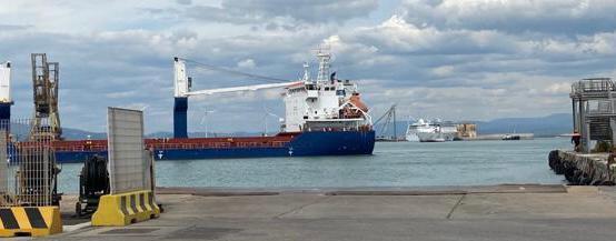 Per la manovra di una nave il traghetto deve attendere