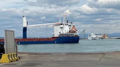 Per la manovra di una nave il traghetto deve attendere