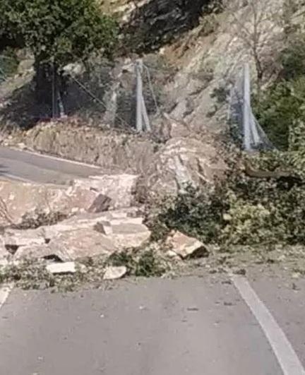 Maxi frana, strada ancora chiusa I sindaci: «Ci dicano i tempi» 