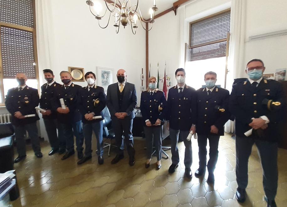 Il questore premia 16 agenti «Fiero del vostro coraggio» 