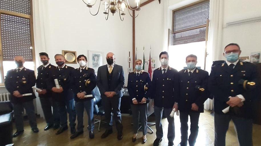 Il questore premia 16 agenti «Fiero del vostro coraggio»