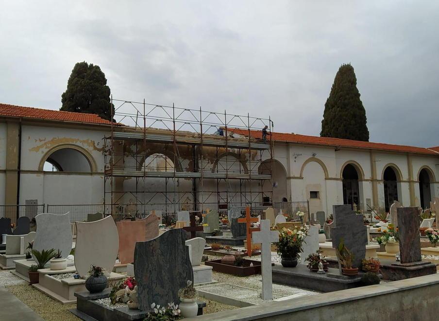 Cominciano i lavori per la sostituzione del tetto del cimitero
