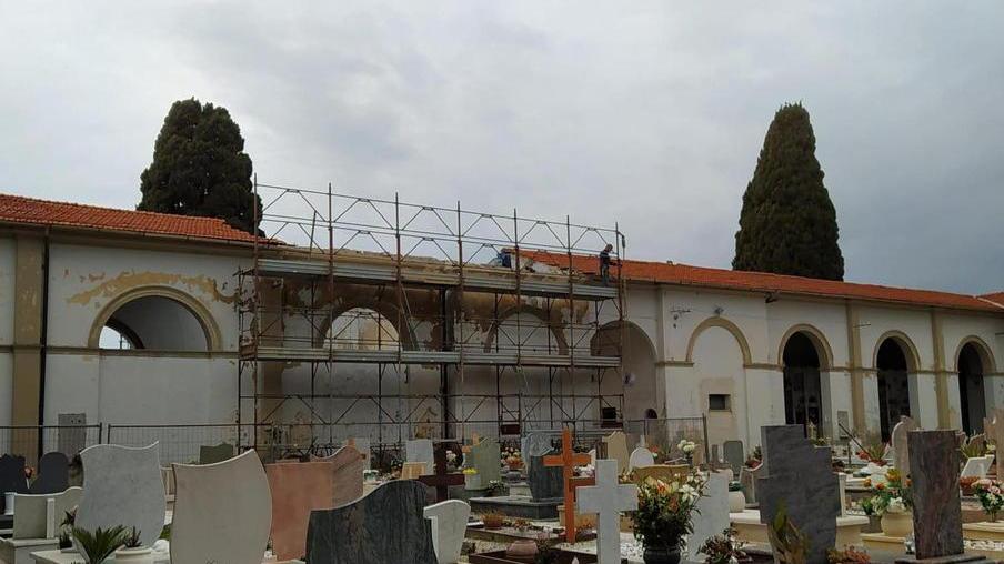 Cominciano i lavori per la sostituzione del tetto del cimitero