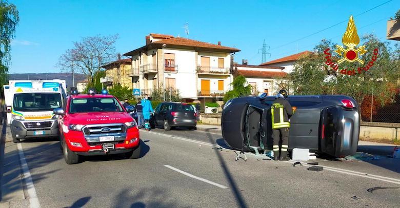 Si ribalta con l’auto sul Ponte Europa