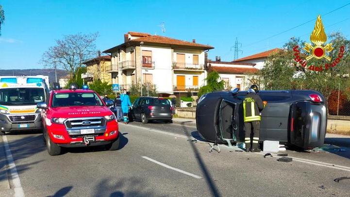 Si ribalta con l’auto sul Ponte Europa