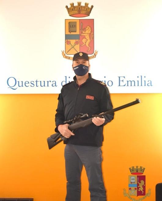 Gira in auto con una carabina in tasca un coltello, denunciato 
