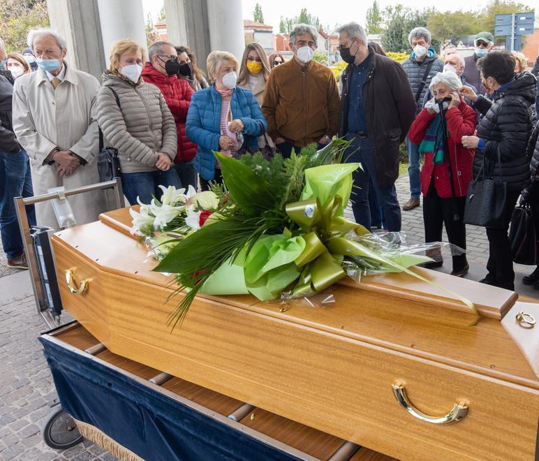 Le lacrime dei big e tanti amici per l’addio a Luciano Bratti