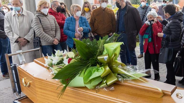 Le lacrime dei big e tanti amici per l’addio a Luciano Bratti
