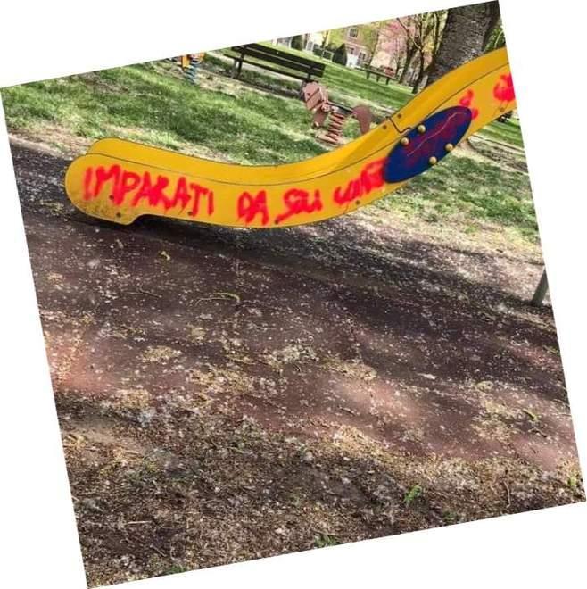 Vandali al parco Danni ai giochi