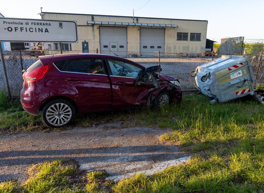 Incidente a catena Tre auto distrutte ragazza portata a Cona