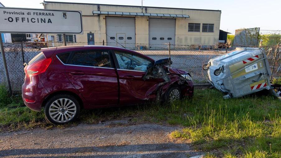 Incidente a catena Tre auto distrutte ragazza portata a Cona