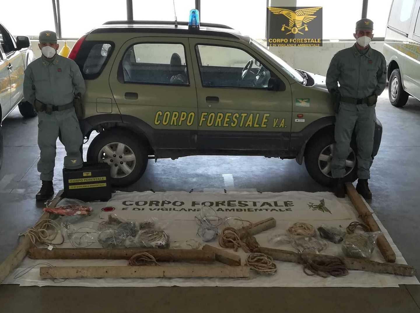 Lacci e trappole per animali, denunciato un bracconiere