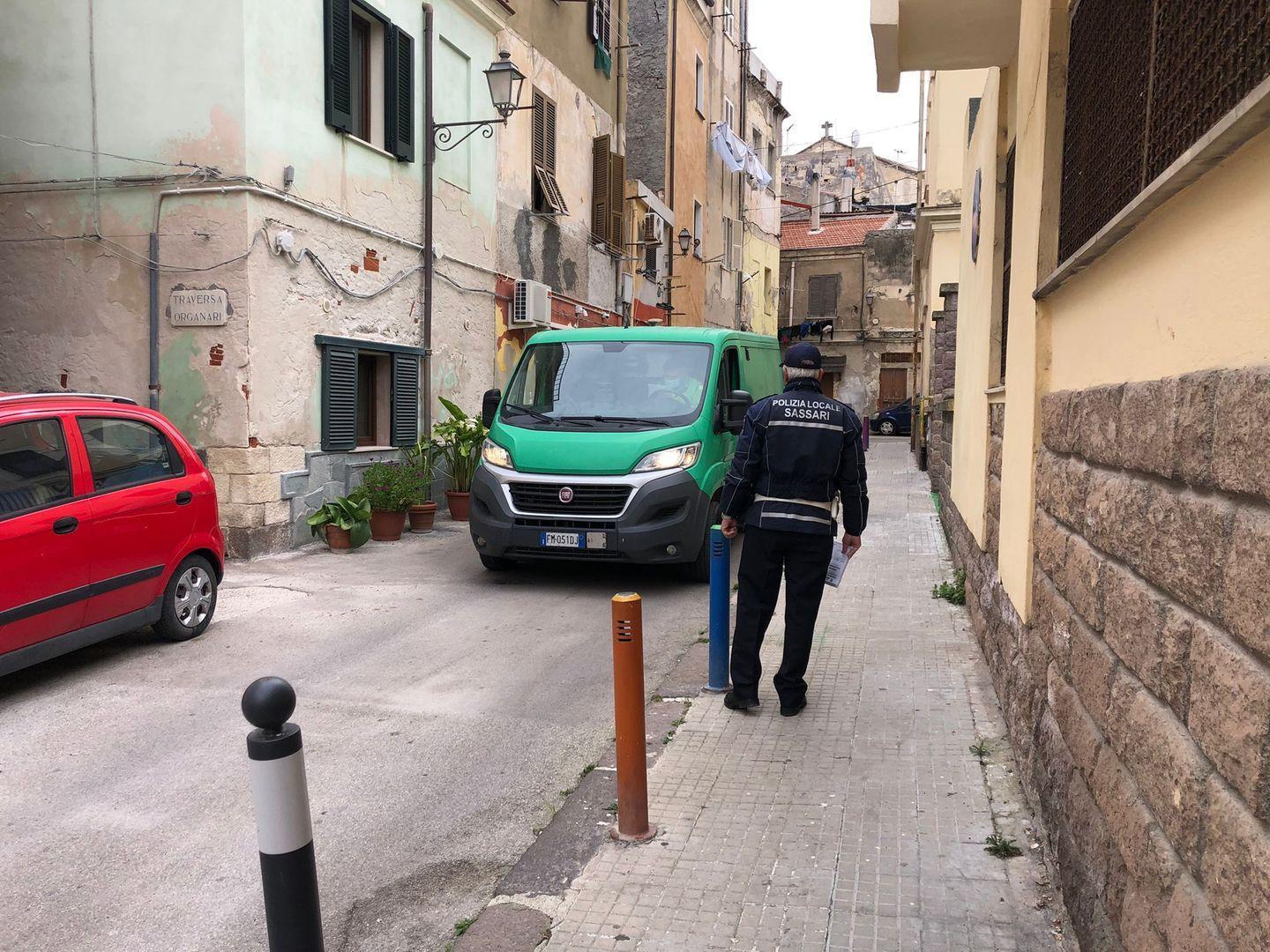 Blitz dei vigili urbani per liberare la scuola da tamponi e rifiuti 