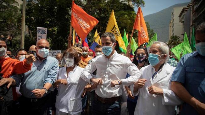 Vaccini: Venezuela, personale sanitario in piazza con Guaidò