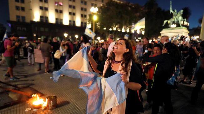 Proteste a Buenos Aires contro nuove restrizioni anti Covid