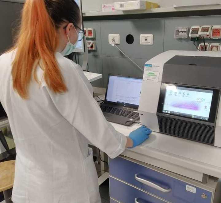 Ferrara, nei laboratori più tecnici e macchine: «Meno contagi ma con la variante» 