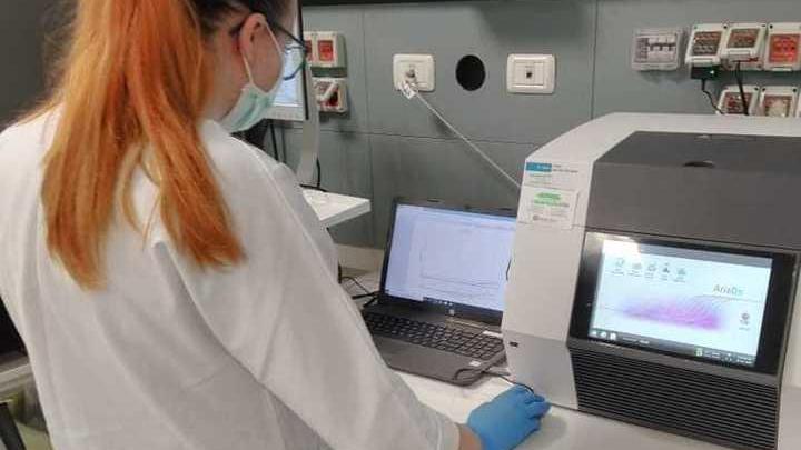 Ferrara, nei laboratori più tecnici e macchine: «Meno contagi ma con la variante»