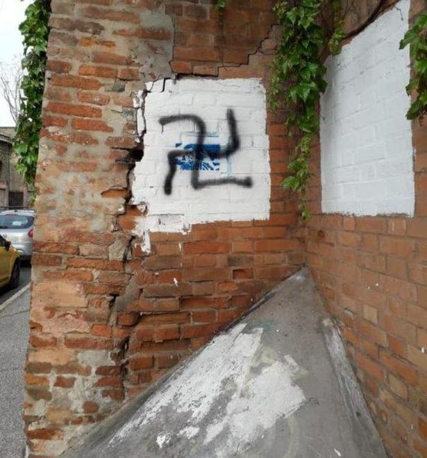Ferrara, svastica in via Scandiana. Indagini della Digos: «Tempismo simbolico» 