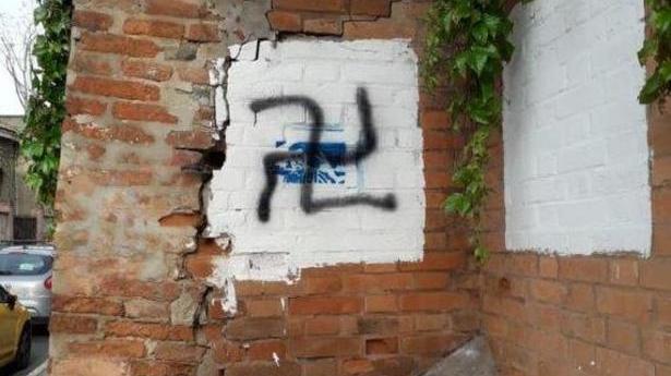 Ferrara, svastica in via Scandiana. Indagini della Digos: «Tempismo simbolico»